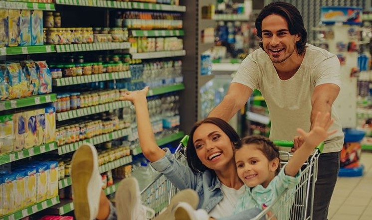 Famiglia felice in corsia del supermercato GDO (Grande Distribuzione Organizzata)