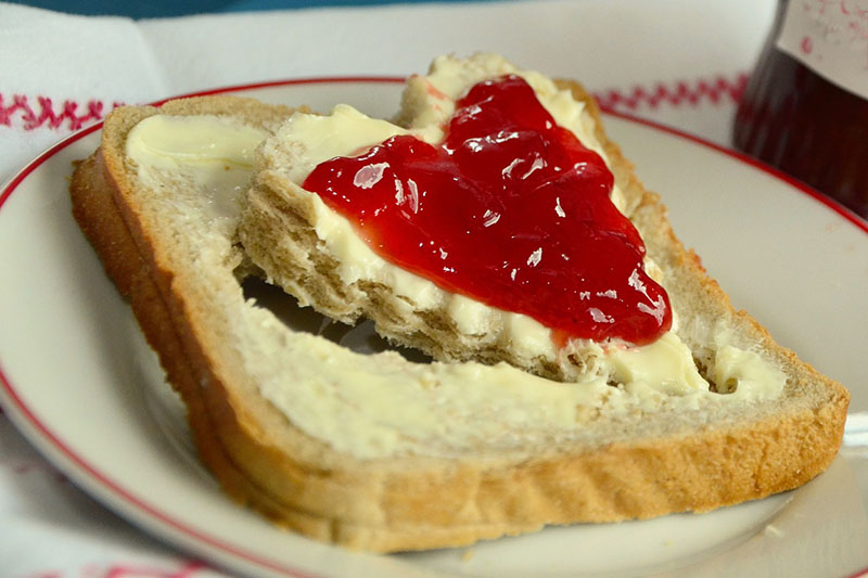 Fetta di pane con burro e marmellata 