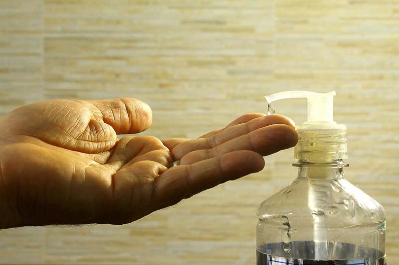 Mani igienizzate con gel a base alcolica