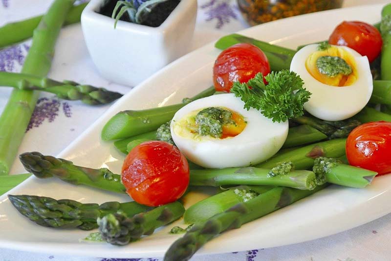 Asparagi con pomodorini e uova sode