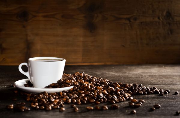 Tazza di caffè con chicchi di caffè