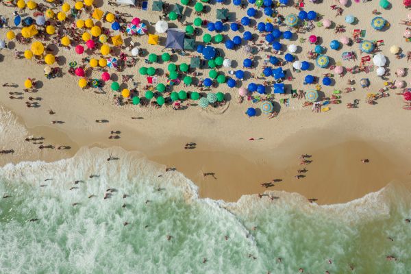 Spiaggia con ombrelloni 