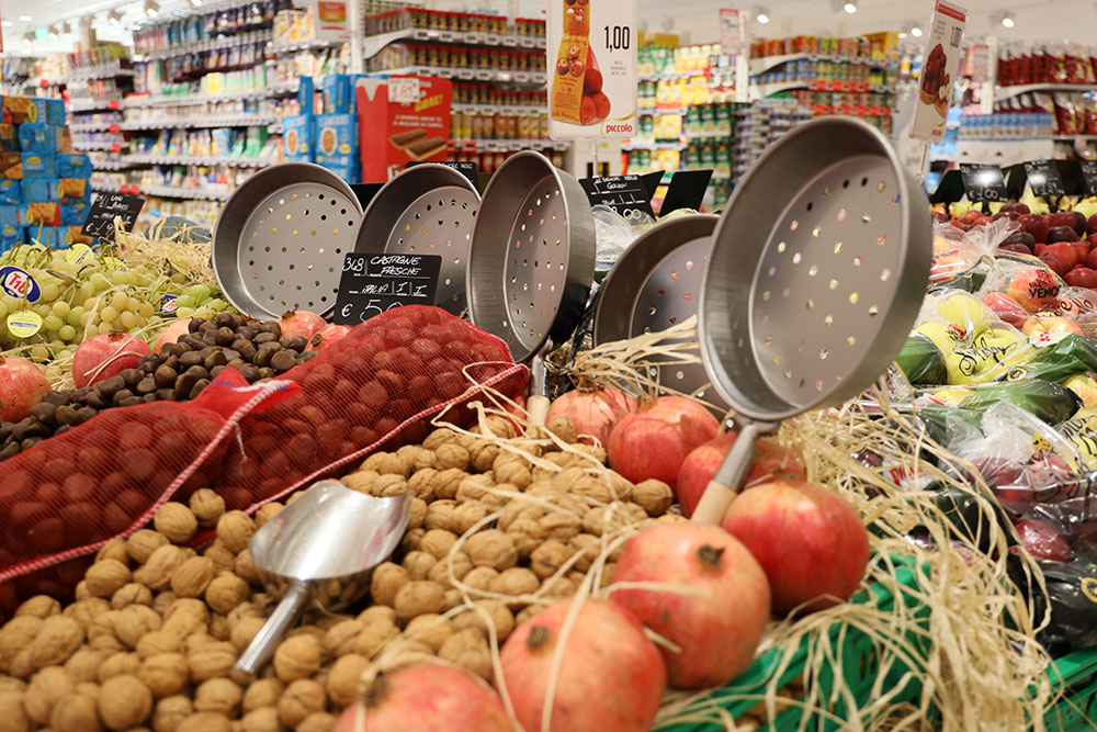 Esposizione di frutta e verdura nella GDO (Grande Distribuzione Organizzata)