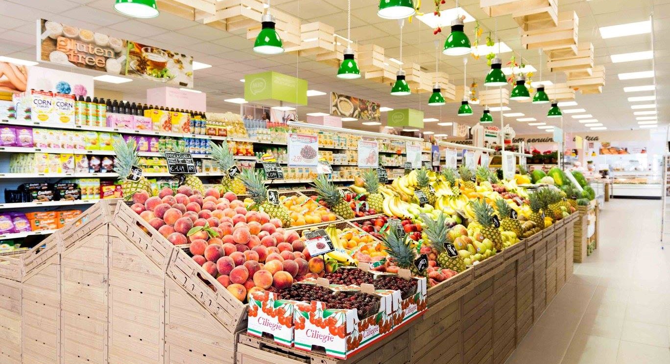 Esposizione di frutta e verdura nella GDO (Grande Distribuzione Organizzata)