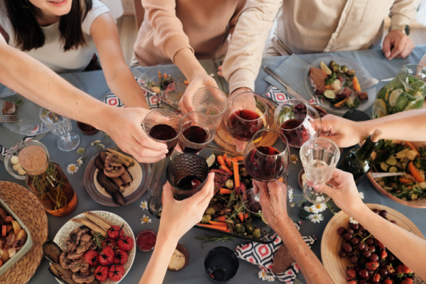 Pranzo tra amici e brindisi con vino
