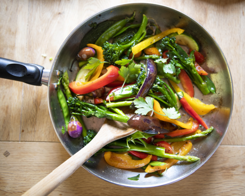 Verdure fresche cotte in padella 