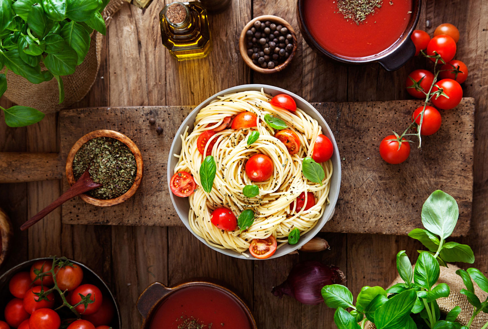 Spaghetti con pomodori e basilico freschi