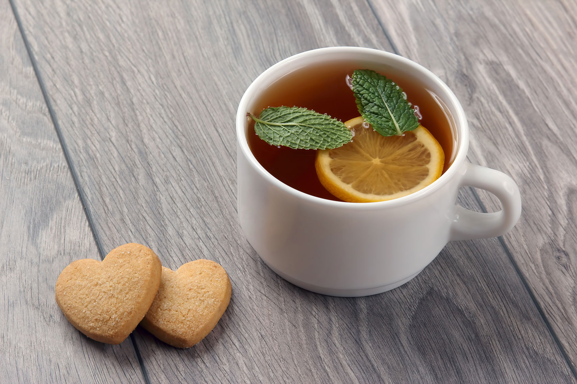 Tè al limone con biscotti