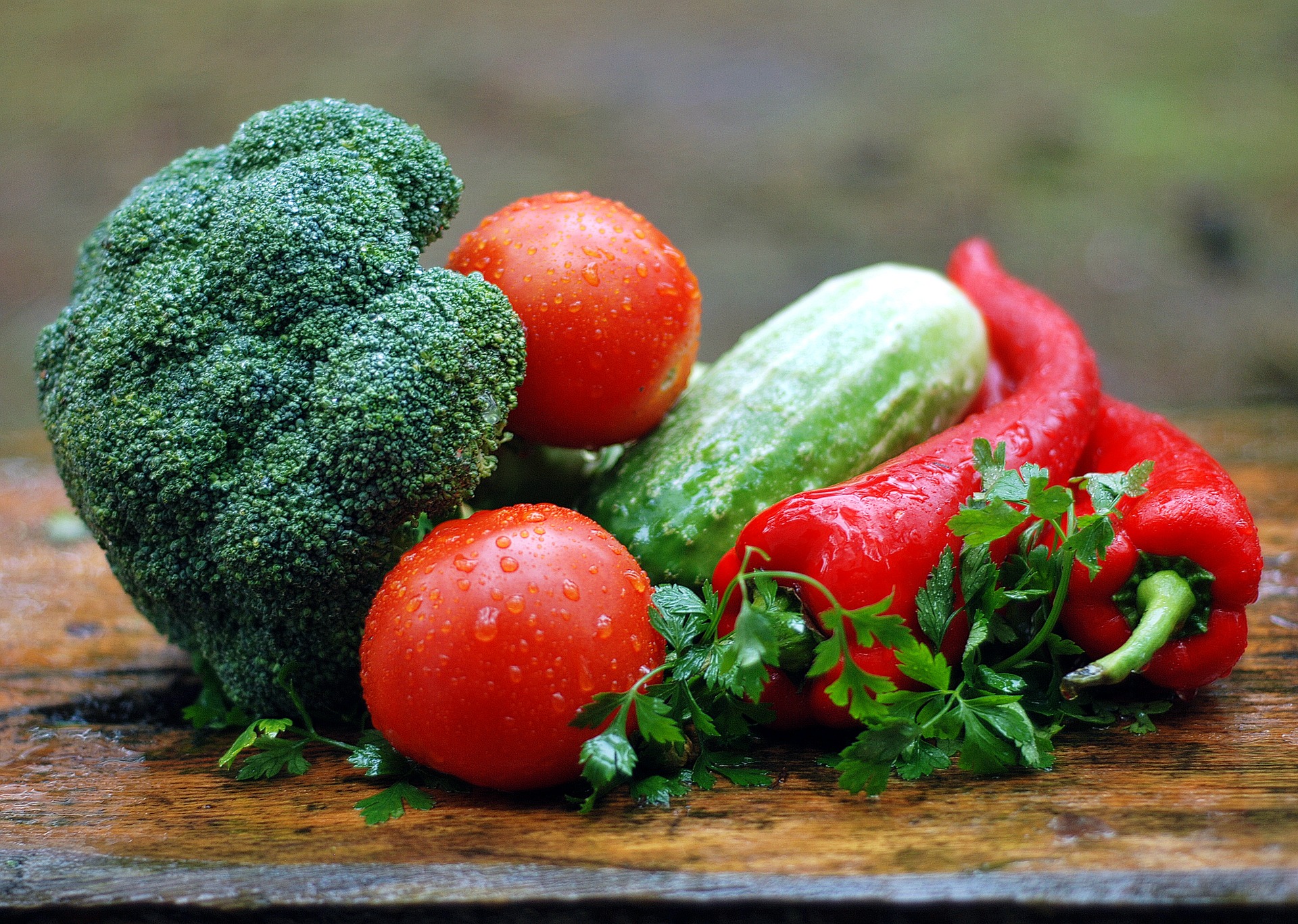 Verdura mista con broccoli, pomodori, cetrioli e peperoni